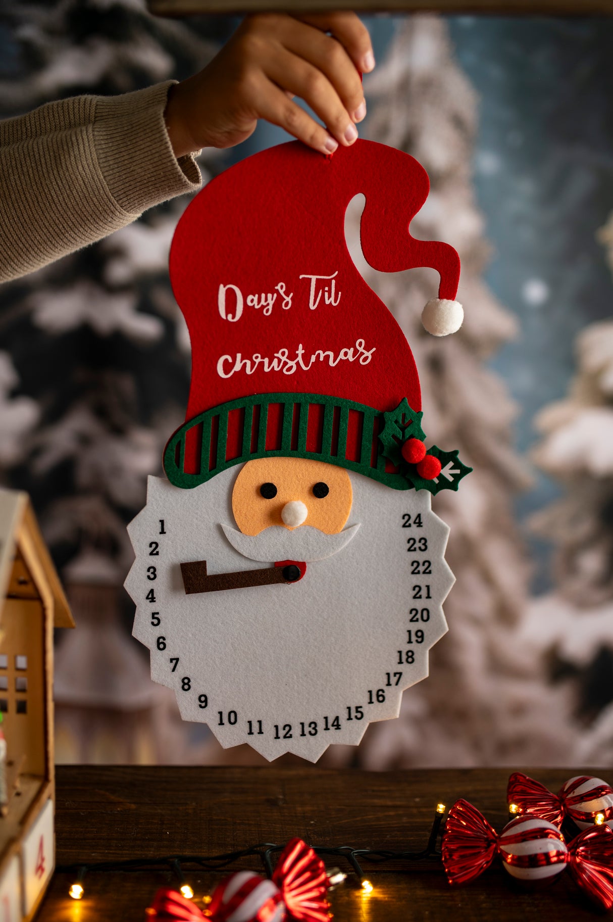 Adventskalender, bezaubernde Weihnachtsuhr mit Weihnachtsmann