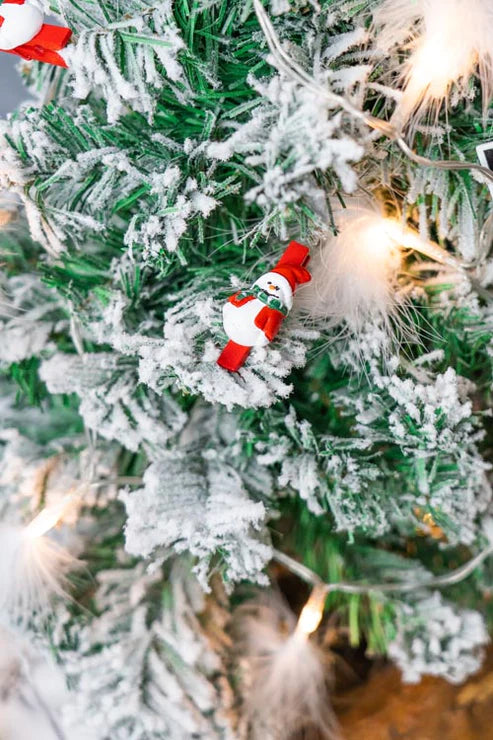 Ein kleiner, mit Schnee bedeckter Kiefern-Weihnachtsbaum