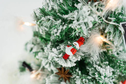 Ein kleiner, mit Schnee bedeckter Kiefern-Weihnachtsbaum