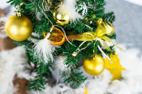 Künstlicher Weihnachtsbaum aus Kiefernholz + Dekorationen