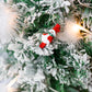 Ein kleiner, mit Schnee bedeckter Kiefern-Weihnachtsbaum