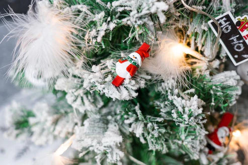 Ein kleiner, mit Schnee bedeckter Kiefern-Weihnachtsbaum
