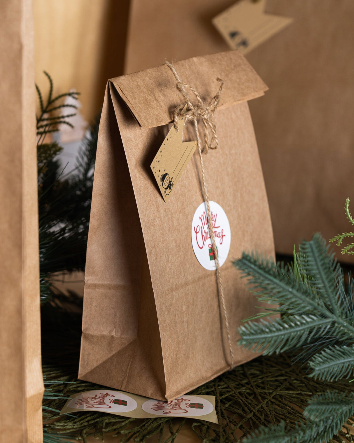 Set Weihnachtspapiertüten mit Aufklebern und Tischkarten, gemischte Größen