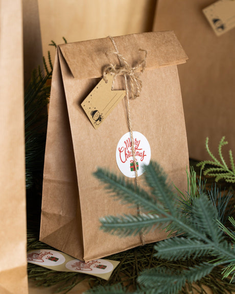 Set Weihnachtspapiertüten mit Aufklebern und Tischkarten, gemischte Größen