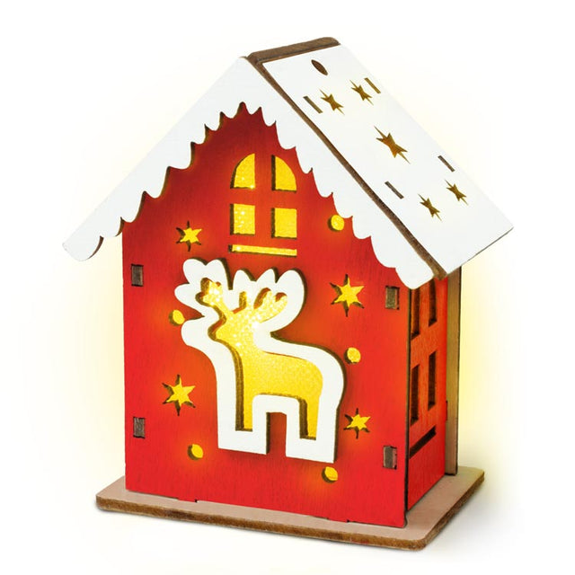 Rotes Adventshaus aus Holz mit Hirsch
