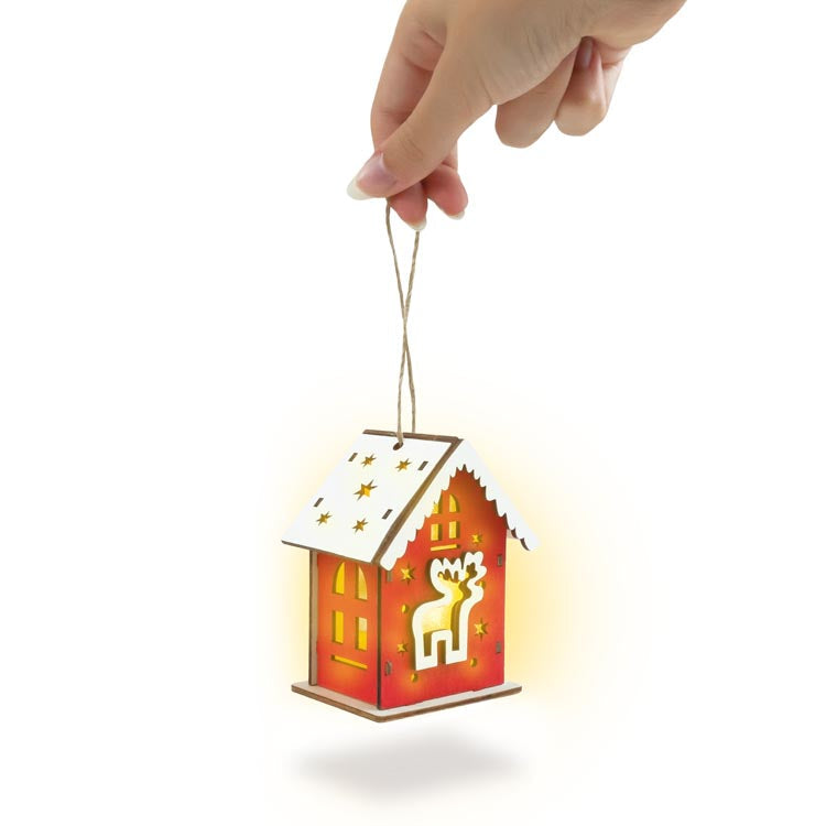 Rotes Adventshaus aus Holz mit Hirsch