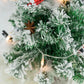Ein kleiner, mit Schnee bedeckter Kiefern-Weihnachtsbaum