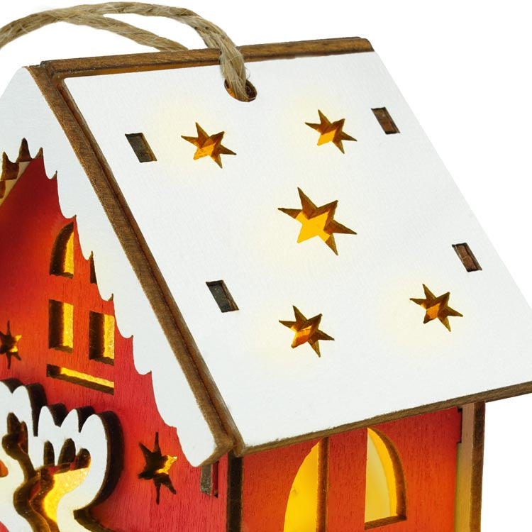 Rotes Adventshaus aus Holz mit Hirsch
