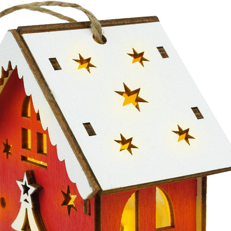 Rotes Adventshaus aus Holz mit Weihnachtsbaum