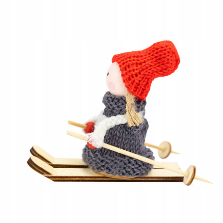 Weihnachtsfigur eines Mädchens auf Skiern
