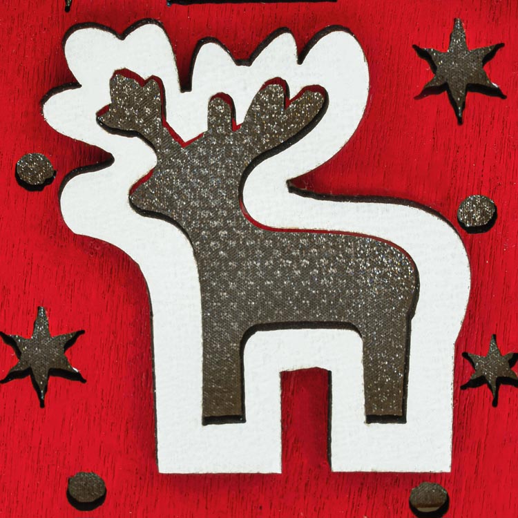 Rotes Adventshaus aus Holz mit Hirsch