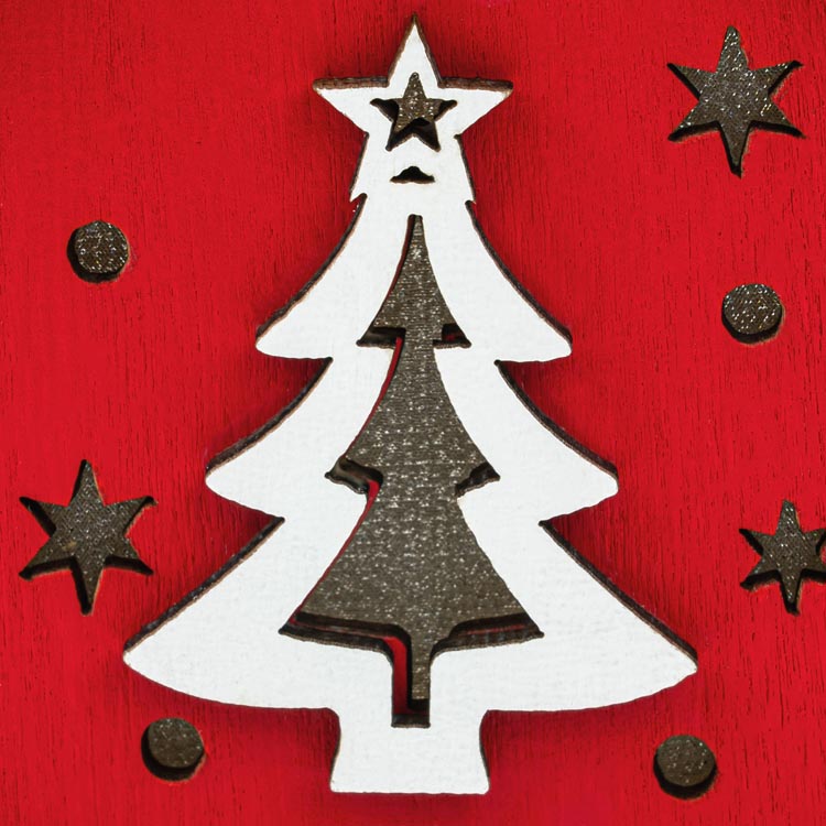 Rotes Adventshaus aus Holz mit Weihnachtsbaum