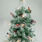 Ein kleiner, mit Schnee bedeckter Kiefern-Weihnachtsbaum