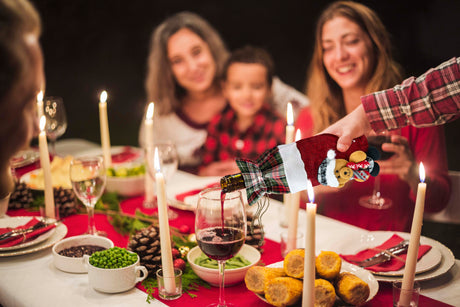 Weihnachtskostüm für einen flaschenroten Teddybären