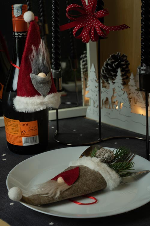 Besteck-Flaschenhülle mit Weihnachtsmützen 3-tlg.