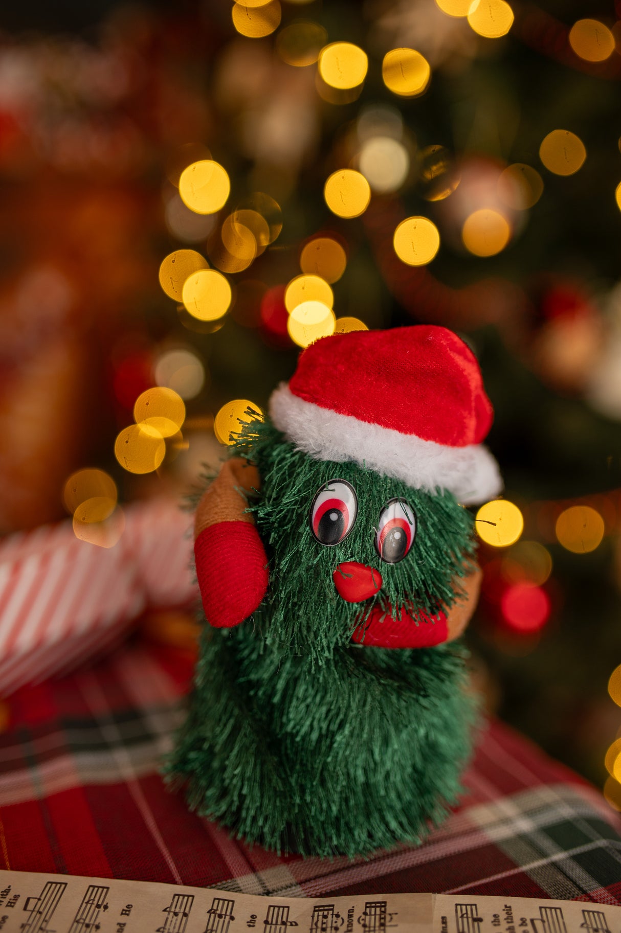 Tanzender, singender Weihnachtsbaum