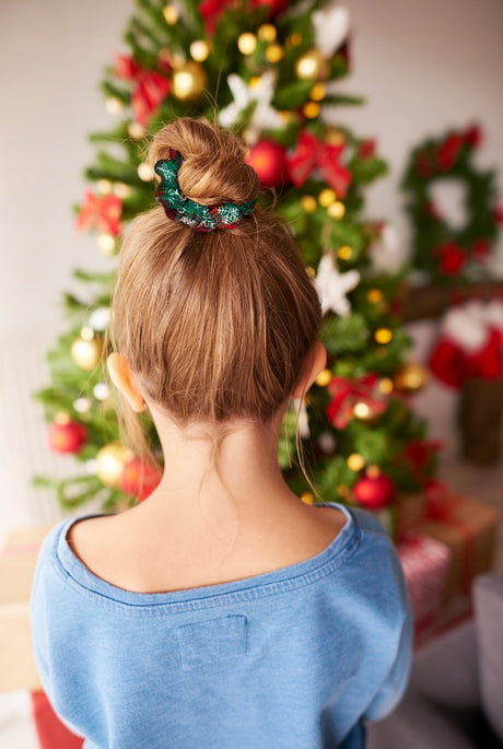 Weihnachtlicher Scrunchie-Haargummi im Karomuster