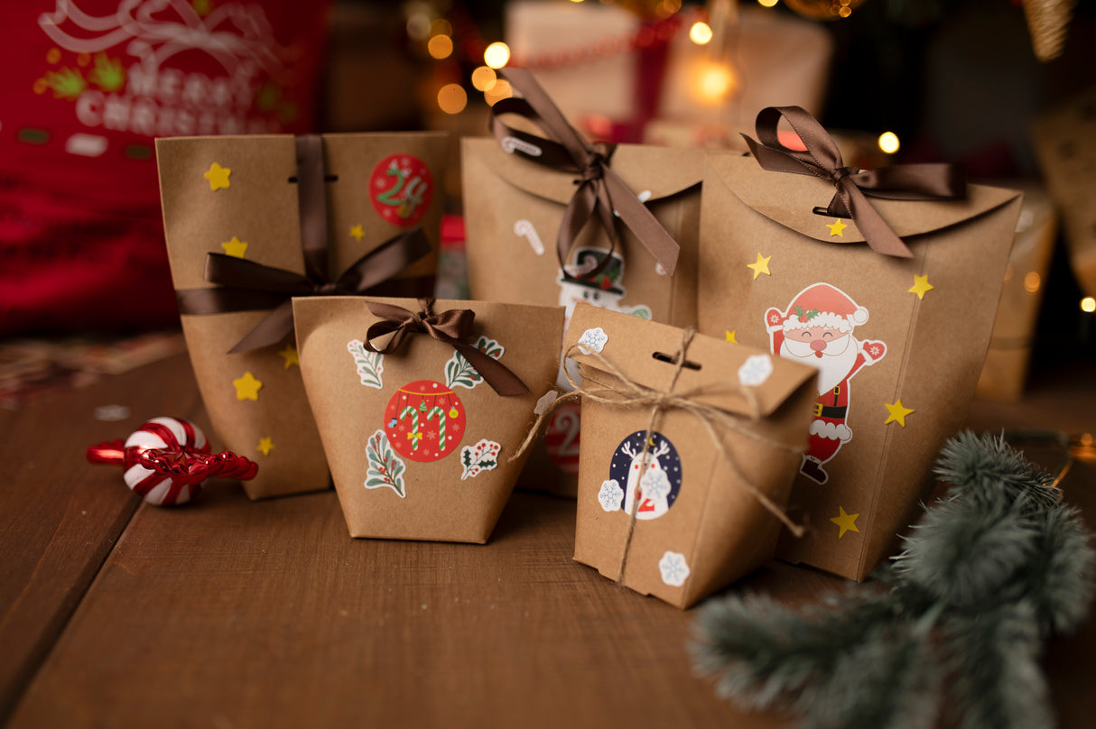 Adventskalender in Schachtel mit Weihnachtsaufklebern