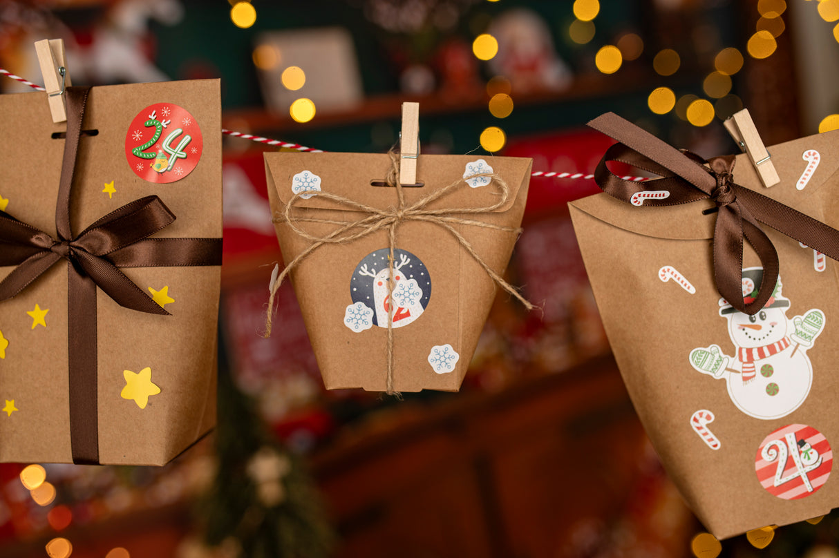 Adventskalender in Schachtel mit Weihnachtsaufklebern