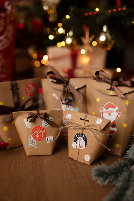 Adventskalender in Schachtel mit Weihnachtsaufklebern