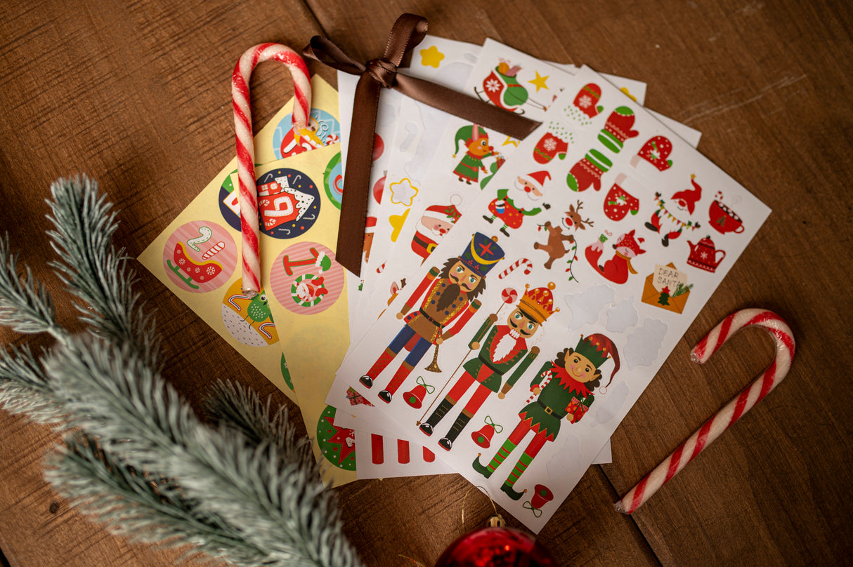Adventskalender in Schachtel mit Weihnachtsaufklebern