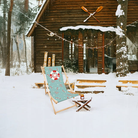 Liegestuhl aus Holz mit COOL SANTA-Aufdruck