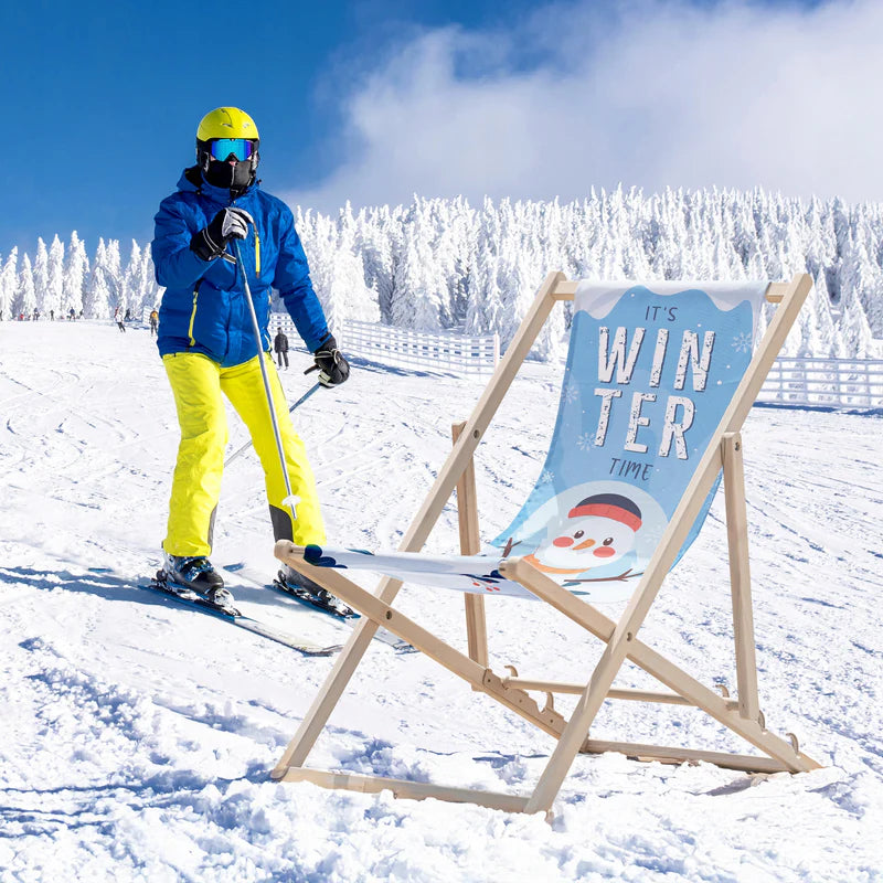 Liegestuhl aus Holz mit IT'S WINTER TIME-Aufdruck