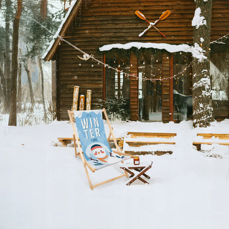 Liegestuhl aus Holz mit IT'S WINTER TIME-Aufdruck