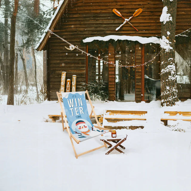 Liegestuhl aus Holz mit IT'S WINTER TIME-Aufdruck