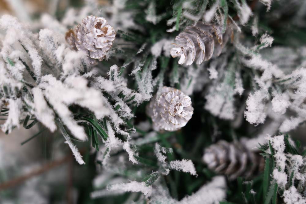 Set schneebedeckte Kegel auf Draht 8-tlg.