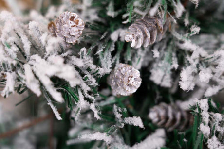 Set schneebedeckte Kegel auf Draht 8-tlg.