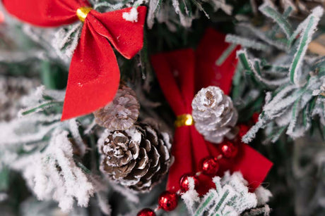 Set schneebedeckte Kegel auf Draht 8-tlg.