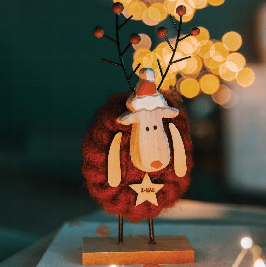 Weihnachtsfigur eines Mädchens auf Skiern, stehende Holzdekoration, 6 x 11 x 12 cm