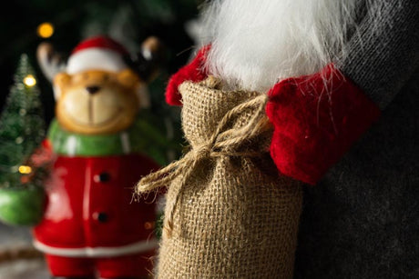 Weihnachtswichtel mit Jutesack rote Mütze