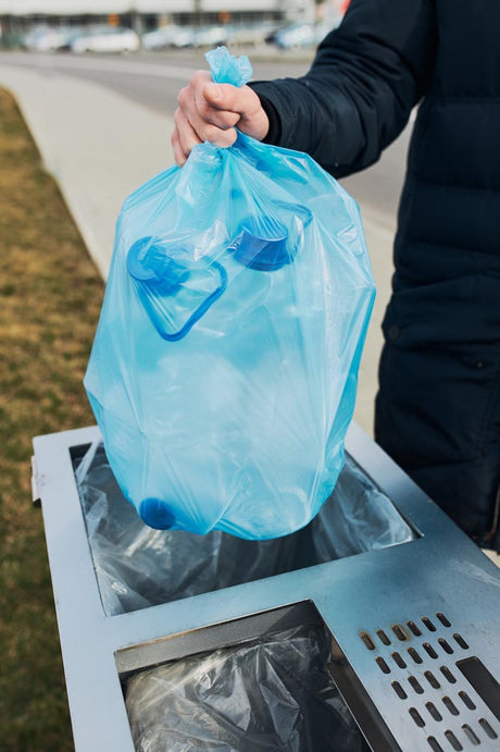 Blaue Müllbeutel mit Zugband