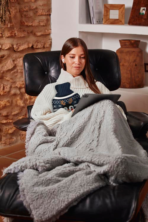 Wärmflasche 320x200mm marineblauer Pinguin im Schal