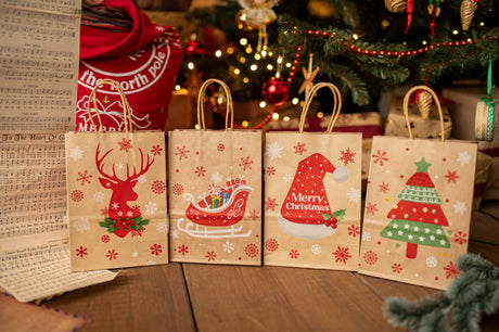 Weihnachts-Papiertragetasche 21+11x27 cm, Rentier, Tannenbaum, Schlitten, Mütze, 4 Stück