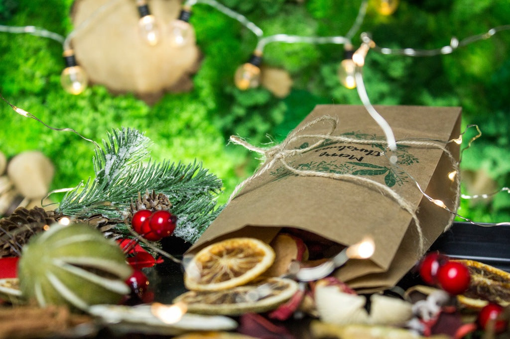 Weihnachtspapiertüten 80x65x190mm Frohe Weihnachten Kranz 10St.