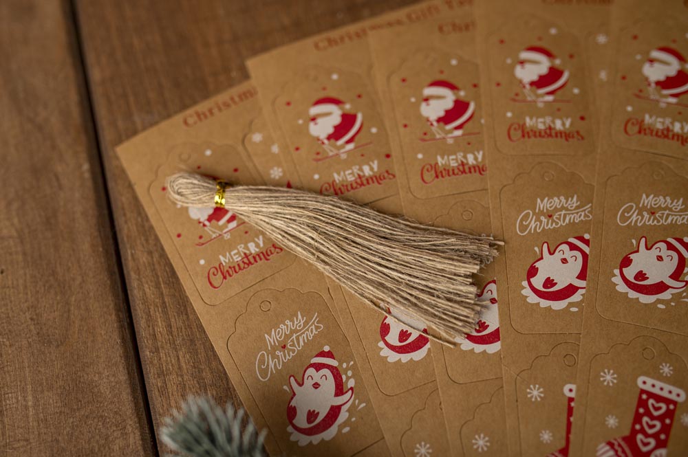 50 braune und rote Geschenkanhänger