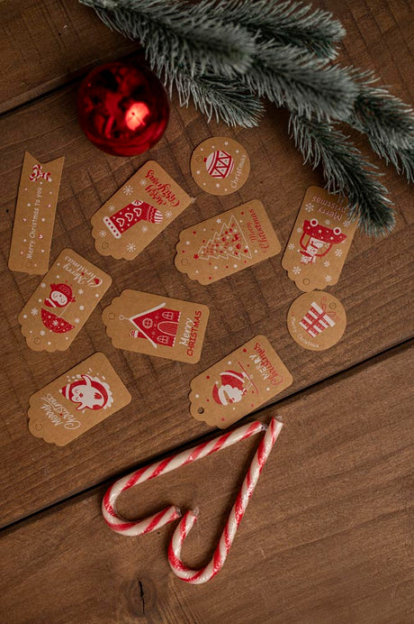 50 braune und rote Geschenkanhänger