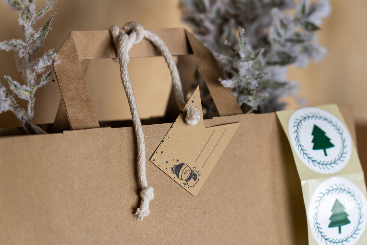 Set Weihnachtspapiertüten mit Aufklebern und Tischkarten, gemischte Größen