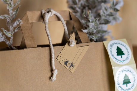 Set Weihnachtspapiertüten mit Aufklebern und Tischkarten, gemischte Größen