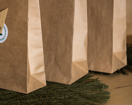 Set Weihnachtspapiertüten mit Aufklebern und Tischkarten, gemischte Größen