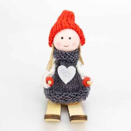 Weihnachtsfigur eines Mädchens auf Skiern