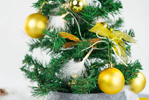 Künstlicher Weihnachtsbaum aus Kiefernholz + Dekorationen