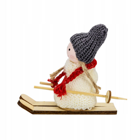 Weihnachtsfigur eines Mädchens auf Skiern