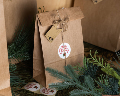 Set Weihnachtspapiertüten mit Aufklebern und Tischkarten, gemischte Größen