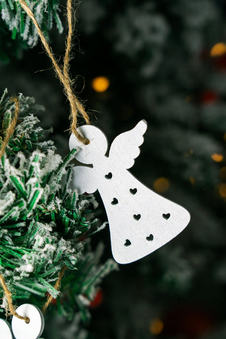 Weihnachtsanhänger aus Holz mit Engeln