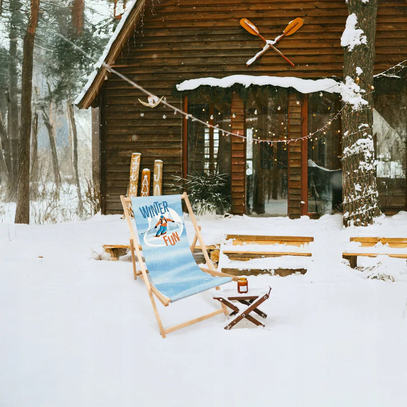 Liegestuhl aus Holz mit WINTER FUN-Aufdruck