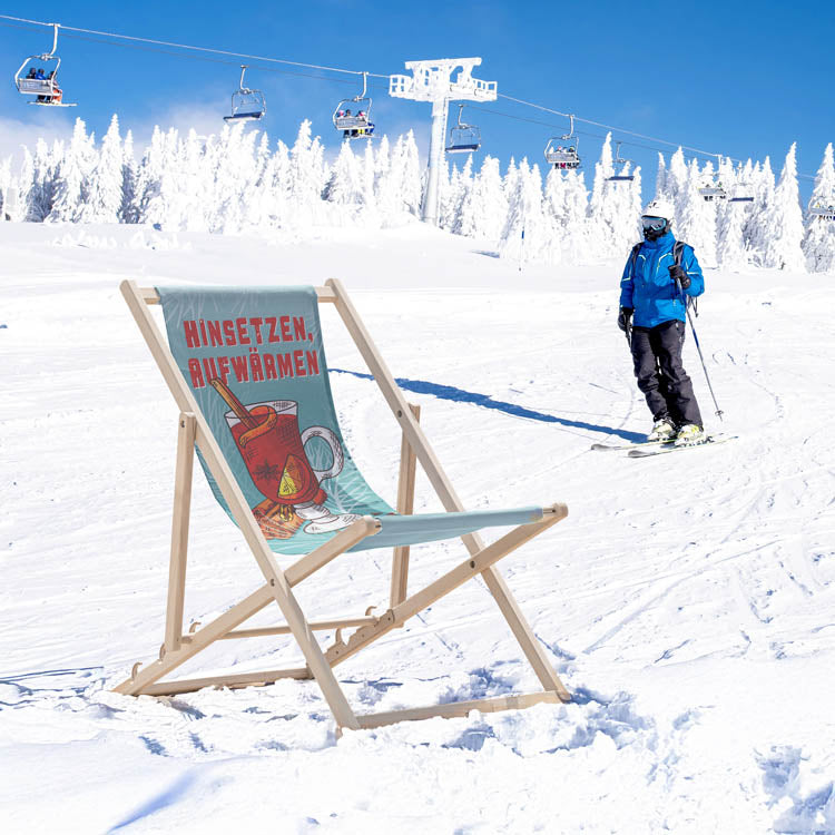 Hölzerner Winter-Liegestuhl. SITZEN SIE SICH UND WÄRMEN SIE SICH AUF